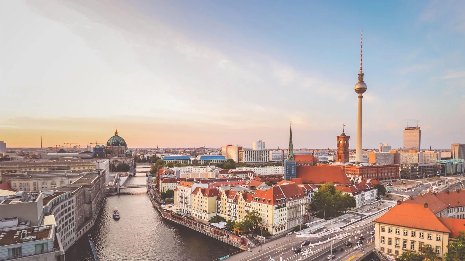 Blick über die Spree und Berlin mit dem Fernsehturm